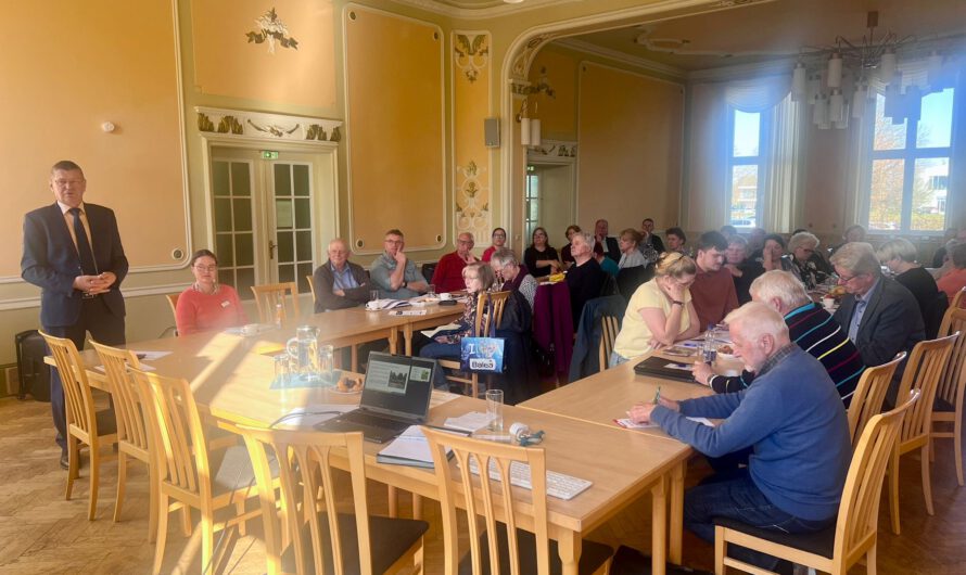 3. Dorfstammtisch OSL – Gäste nutzen die Möglichkeit zum Gespräch mit Landrat HeinzeDorfstammtisch OSL am 15. April 2026 in Senftenberg